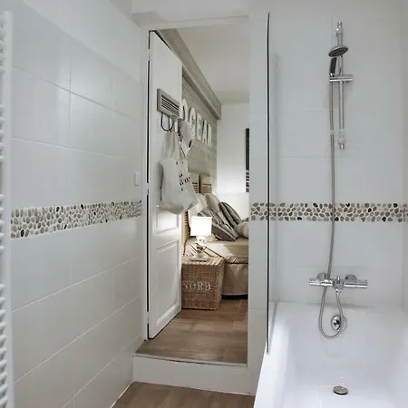 Guest house La Maison Au-dessus Des Voiles